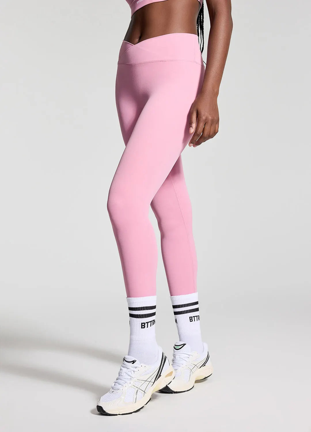 V-Cut Scrunch Leggings - Contour-Fit for a Sculpted Silhouette