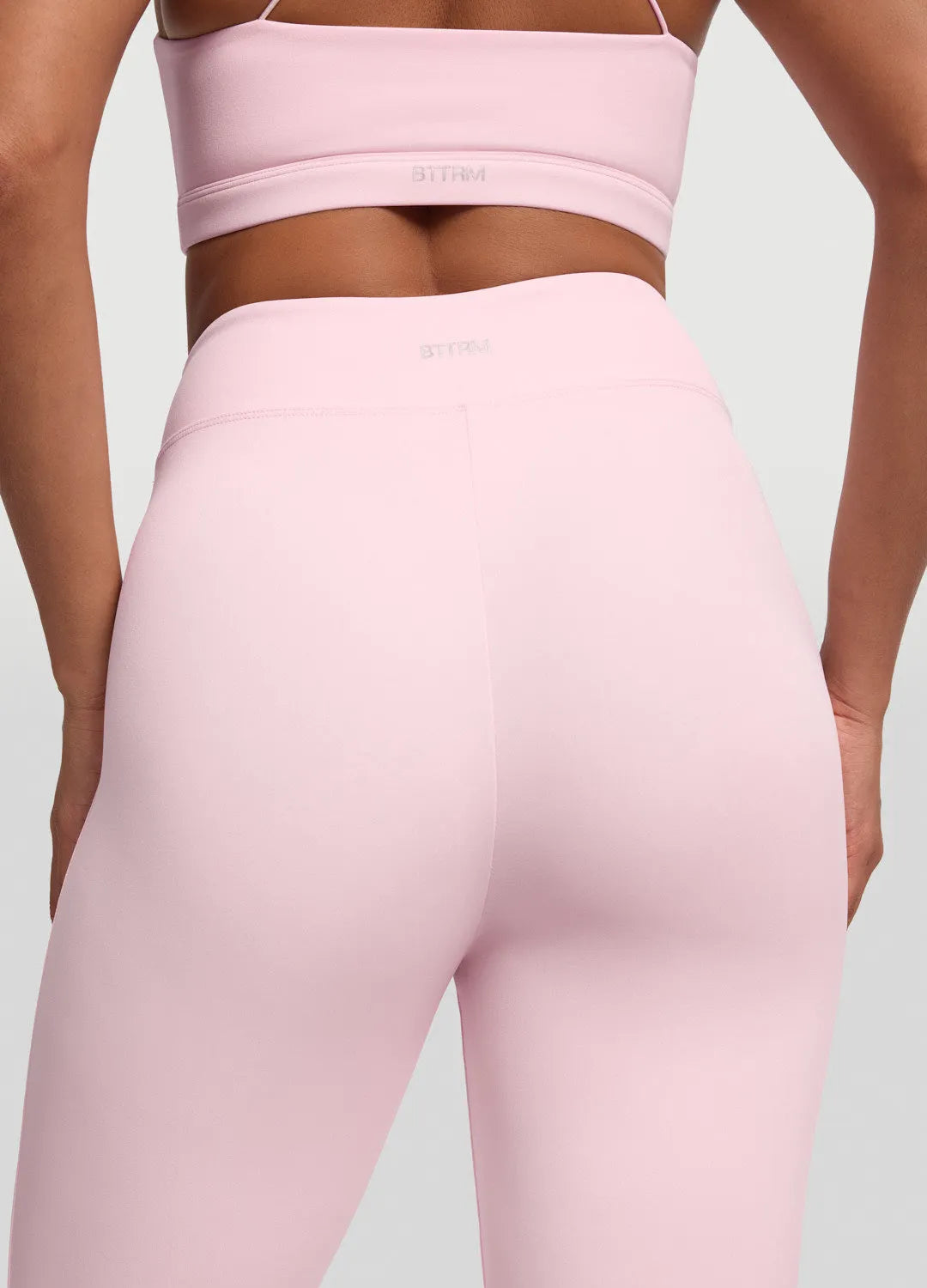Chic High-Waisted Flared Leggings for a Sleek Silhouette