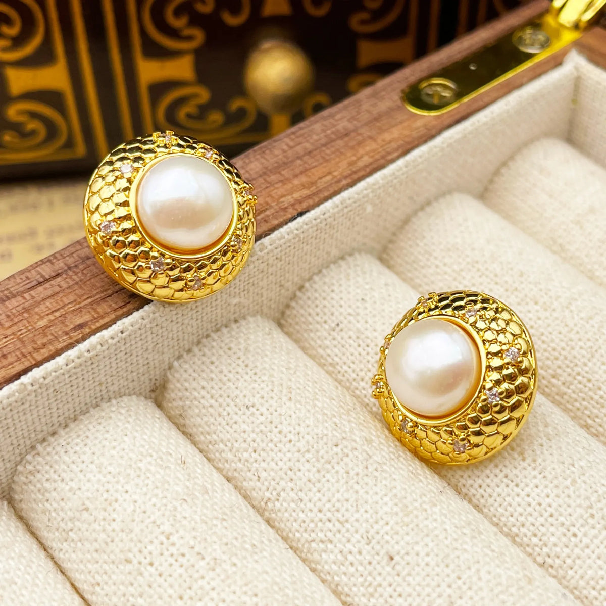 Round scaly freshwater pearl earrings