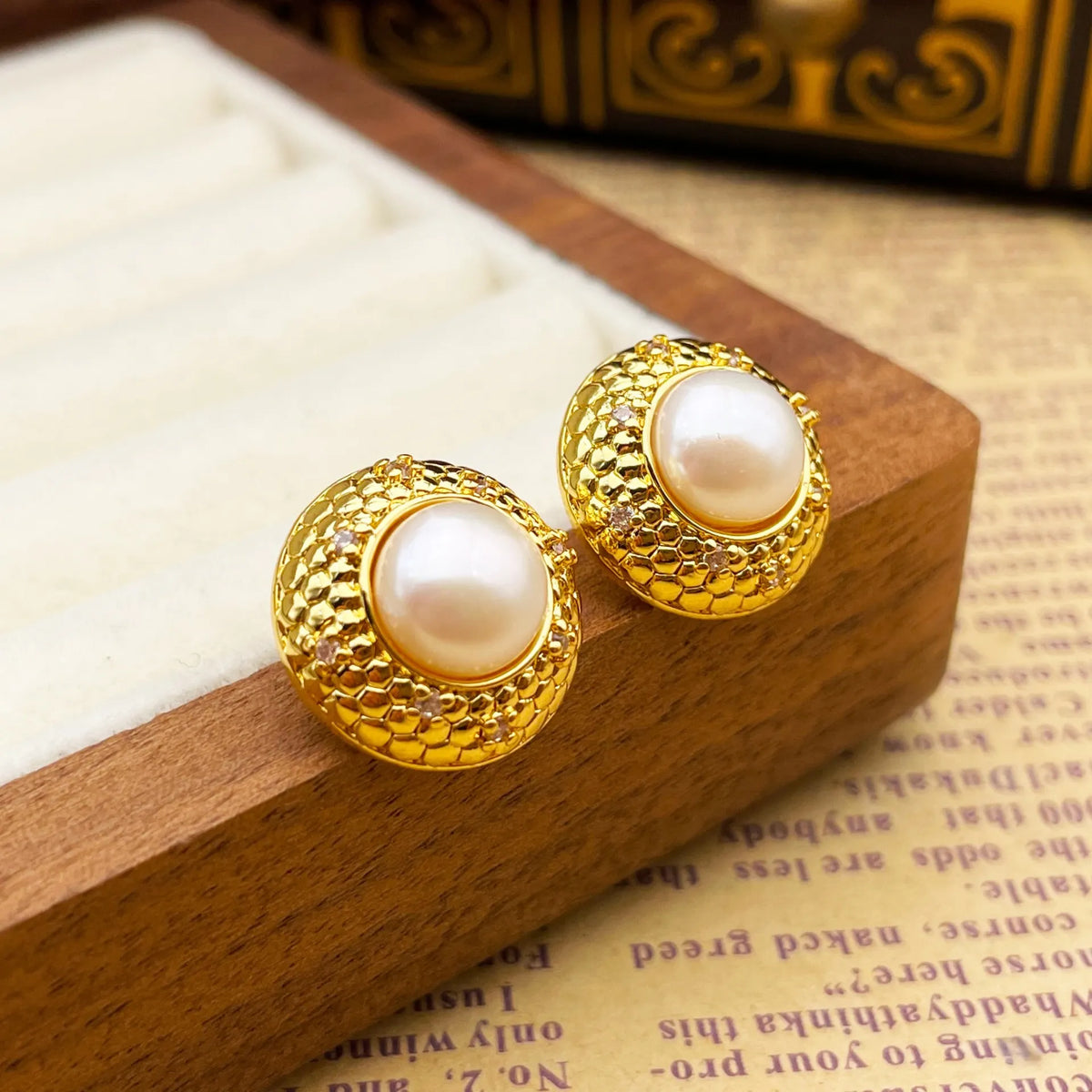 Round scaly freshwater pearl earrings